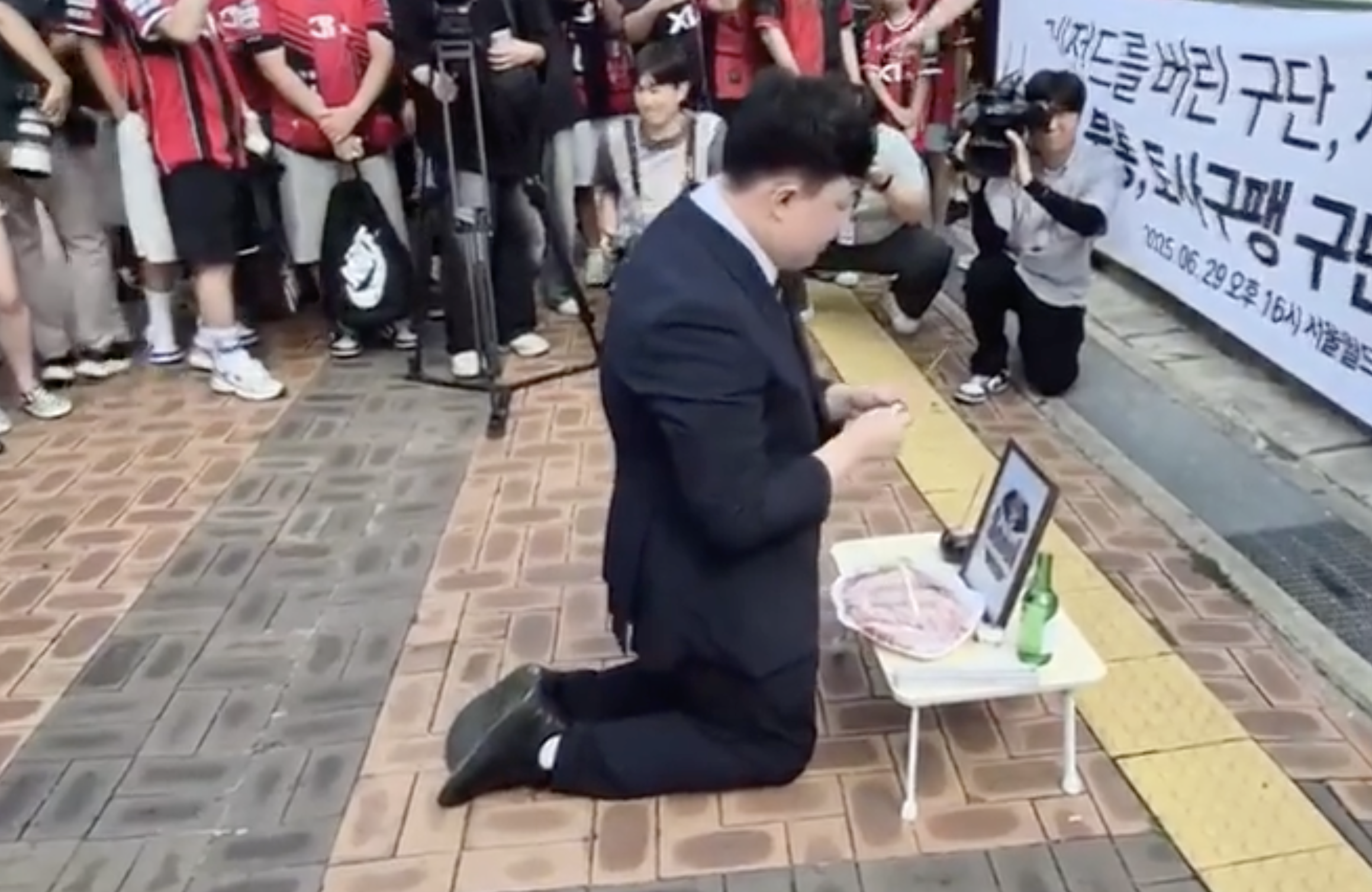 百家乐规则-无法接受奇诚庸离队，FC首尔球迷主场外办葬礼：金基东滚出去